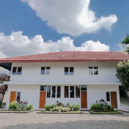 Oyo 888 Grand Ijen Guest House Malang Exterior photo